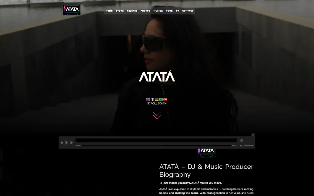 Site do DJ e produtor musical ATATÁ aberto em um notebook